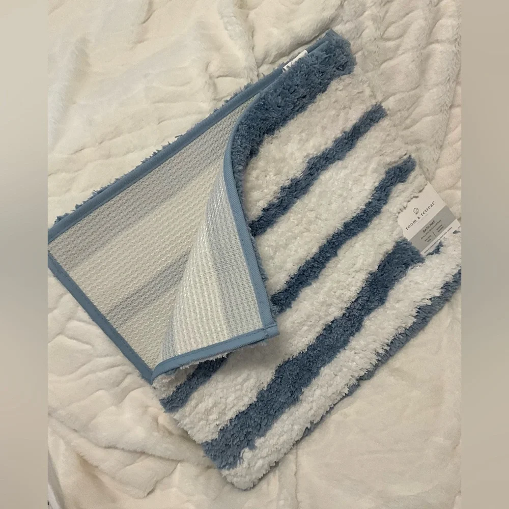 ROOM & RETREAT Blue & White Striped Bath Non-Slip Rug 20” x 32” NWT